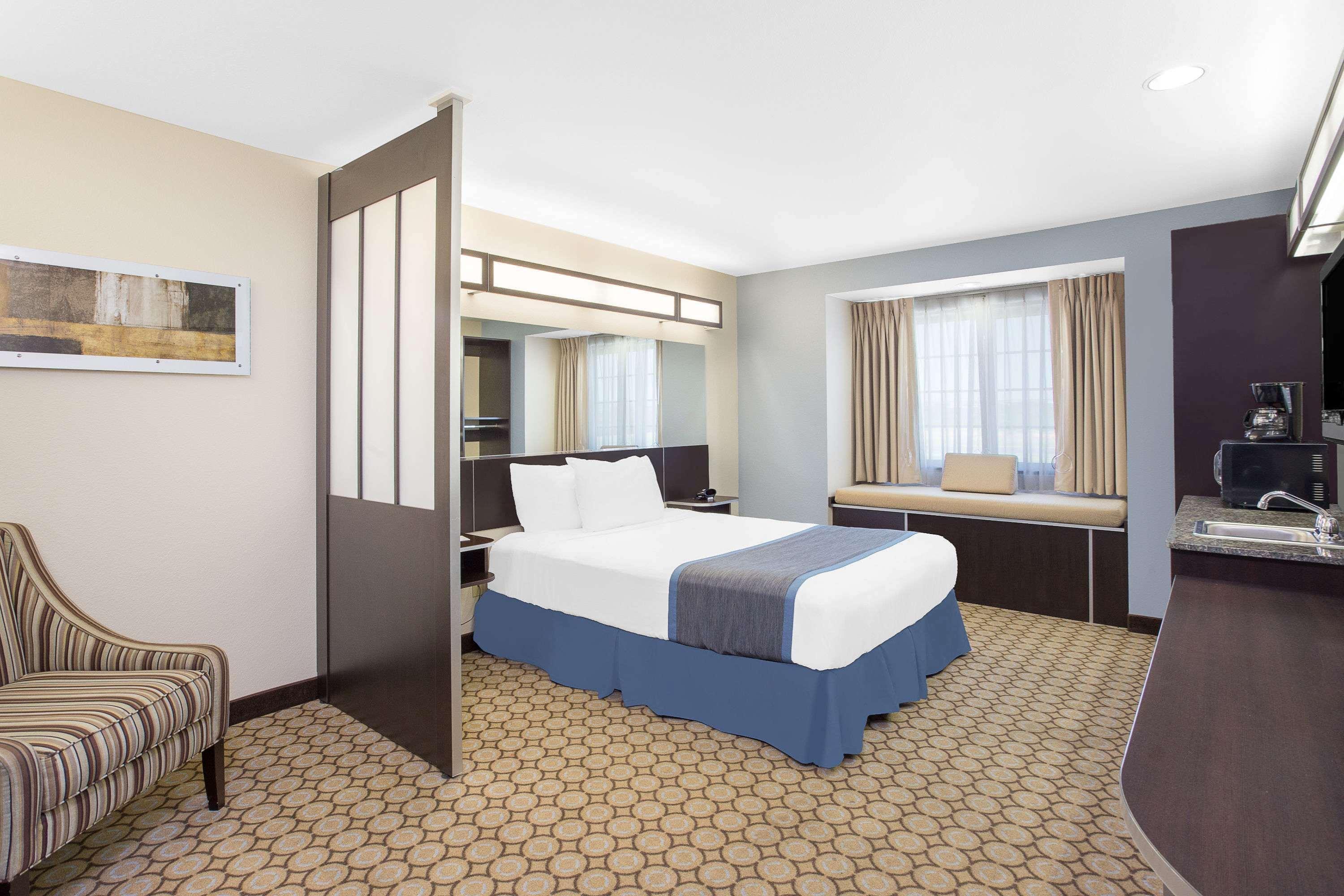 Motel Microtel And 3*